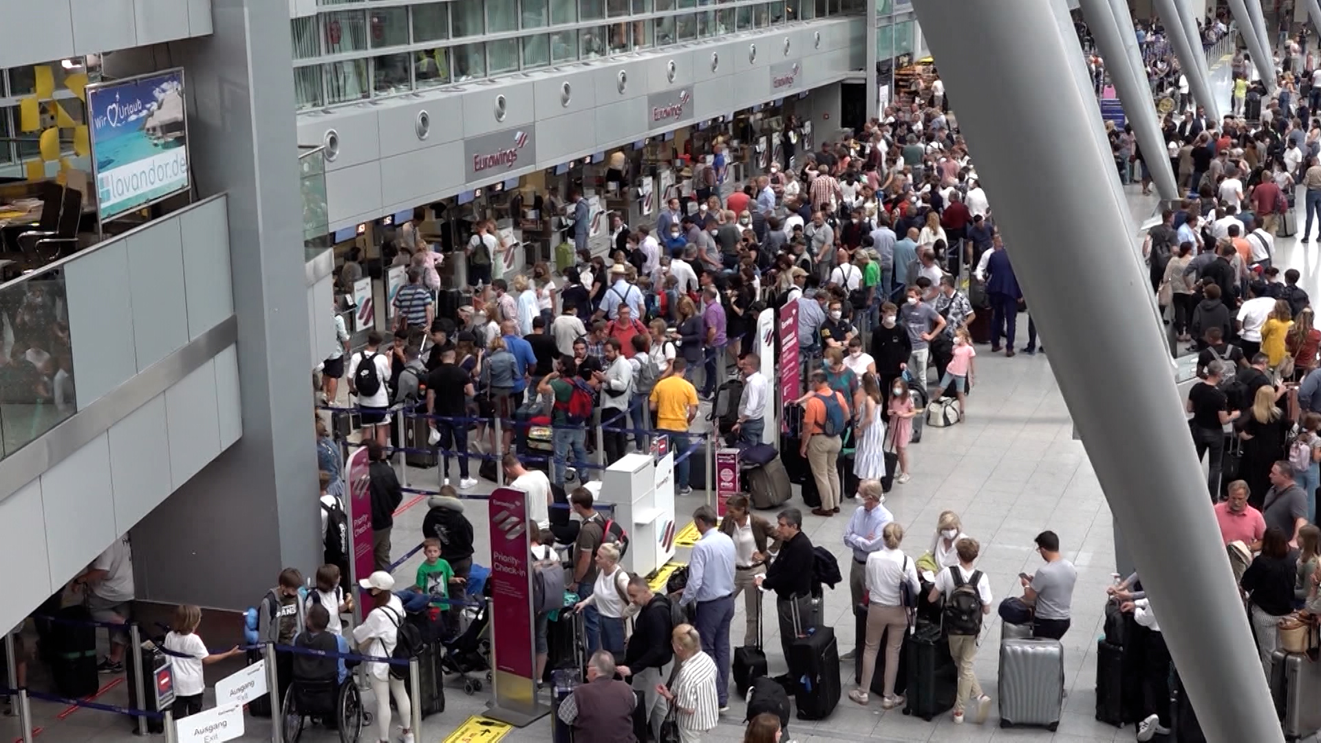 Video: Personal am Düsseldorfer Flughafen überlastet