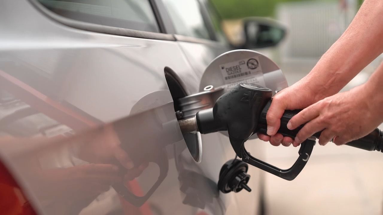 Video: Tanken in Bayern: Spritpreise gehören zu den günstigsten