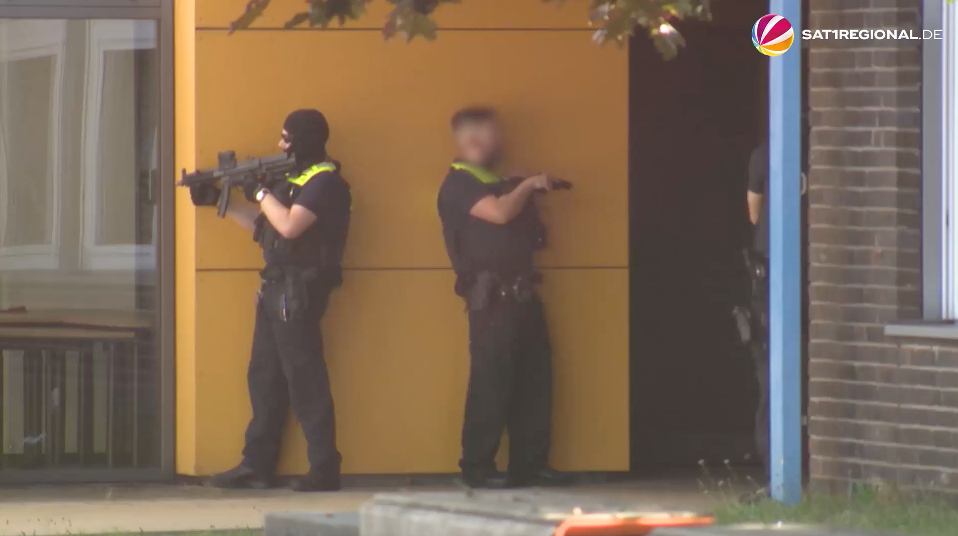 Video: Bundespolizei übt Anschlagslage an Schule in Schwarzenbek