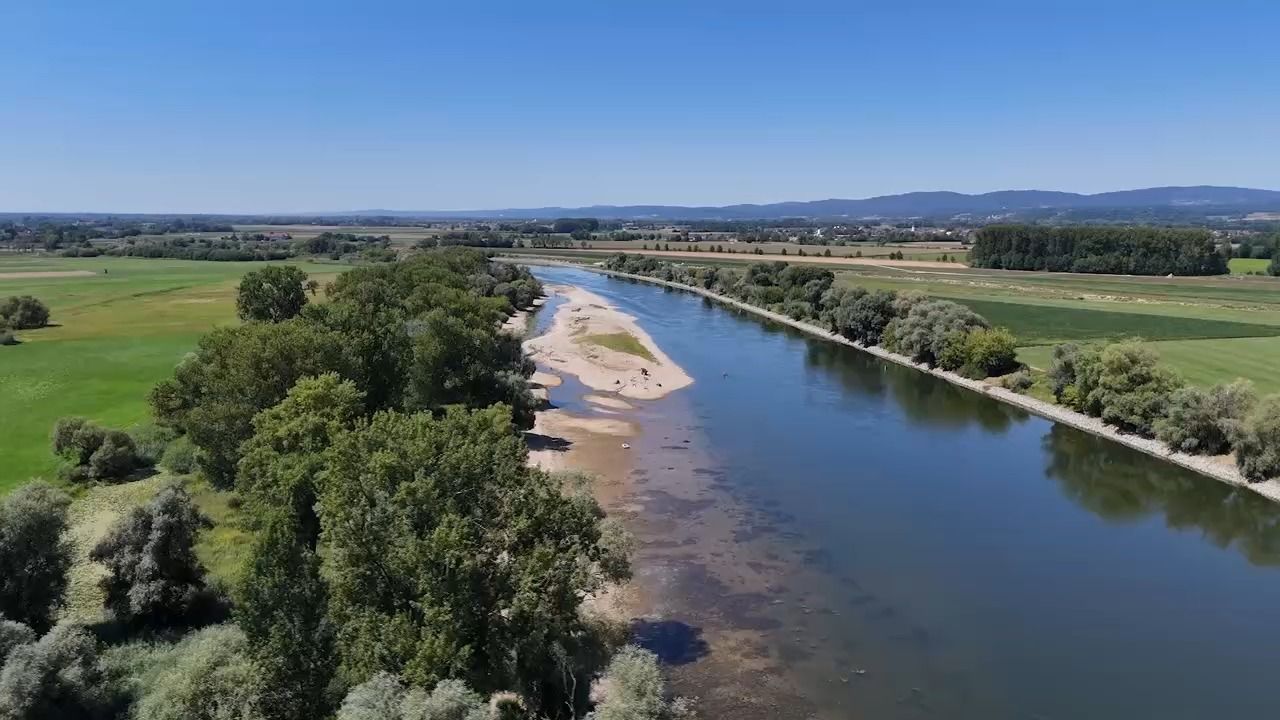 Video: Niedrigwasser an der Donau: Schiffe stehen still, Touristen bleiben aus