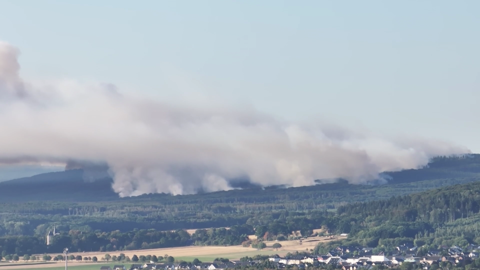 Video: 300 Hektar Waldbrand bedrohen Dorf in Hürtgenwald