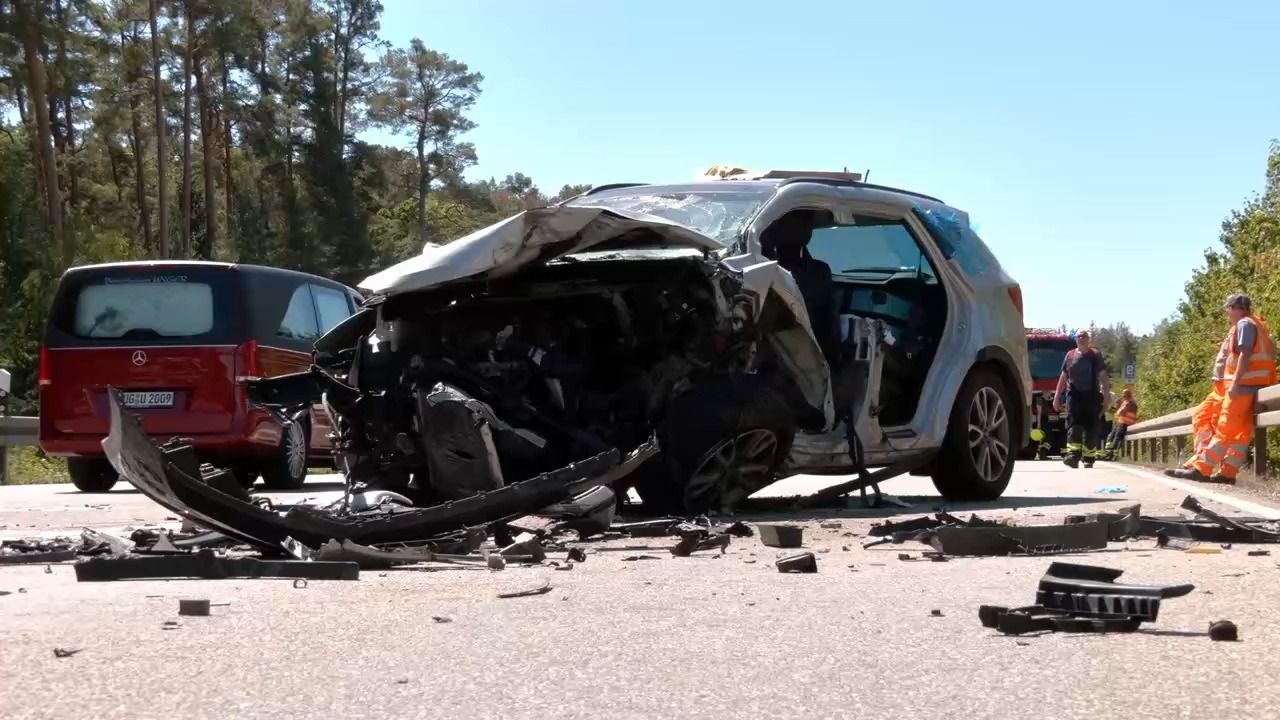 Video: Tödlicher Frontalcrash auf B2: Autofahrer stirbt bei Pleinfeld