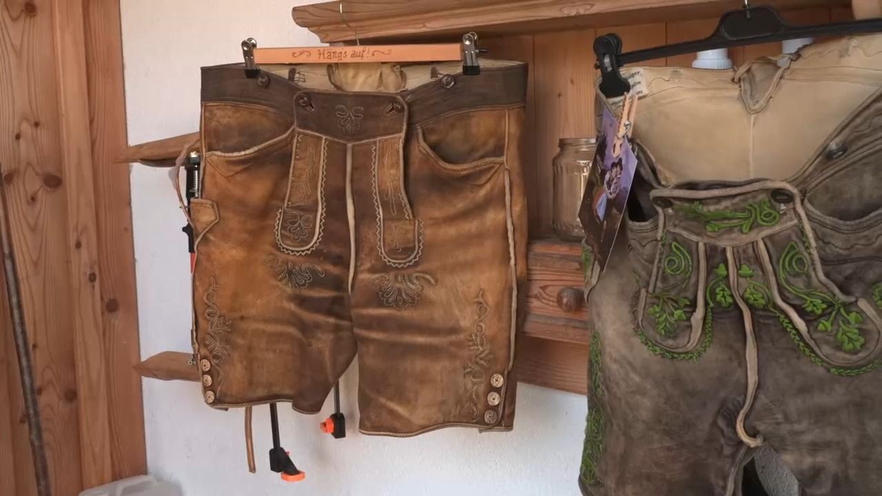 Video: Dreckige Lederhose? Dieser Oberbayer macht die Tracht wieder sauber