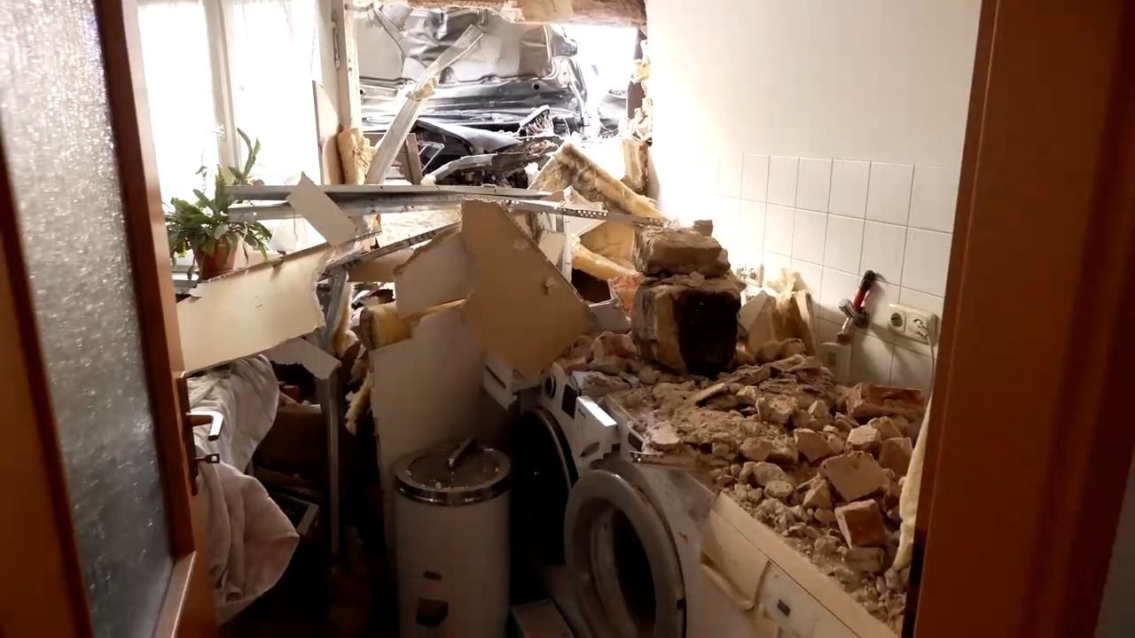Video: Auto kracht in Bamberger Hauswand: 86-Jähriger schwer verletzt