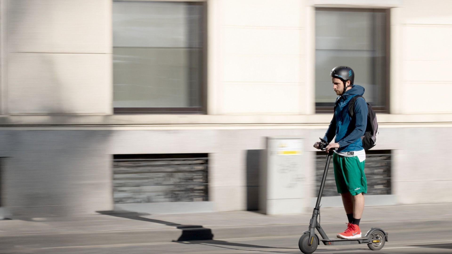 Video: Paris macht E-Scooter-Helme Pflicht