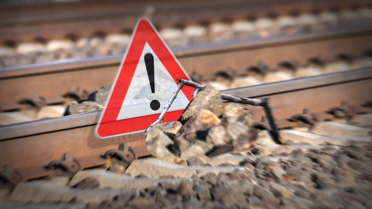 Video: Gefahr auf der Bahnstrecke: Unbekannte legen Steine auf Gleise