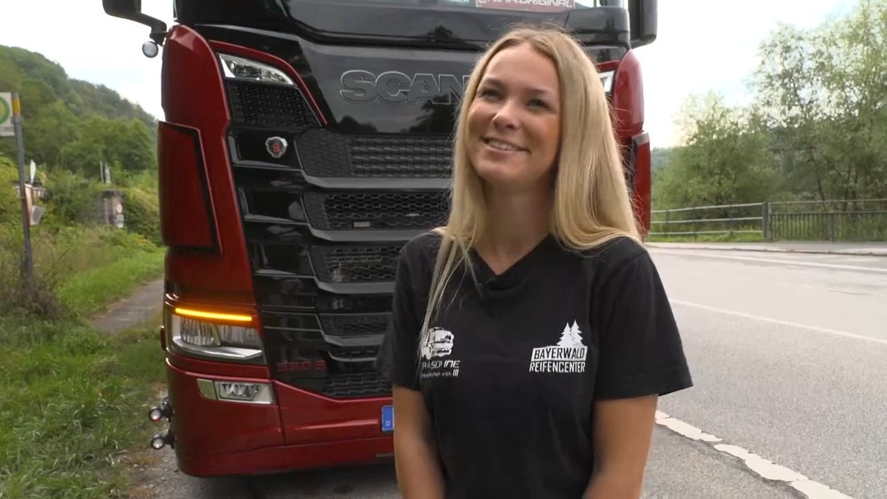 Video: Traumberuf LKW-Fahrerin: Niederbayerin begeistert 200.000 Menschen im Netz