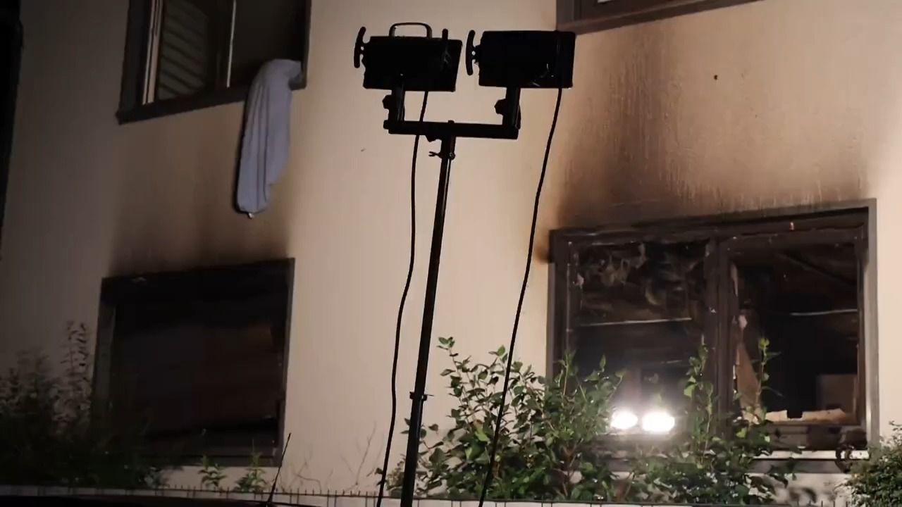 Video: Feuer in Mehrfamilienhaus: Drei Personen mit Rauchgasvergiftung