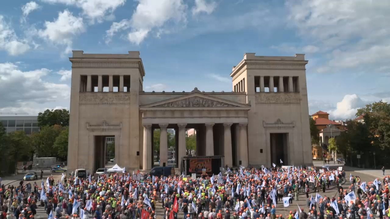 Video: Abbau von Sozialleistungen: 2.000 Menschen demonstrieren in München