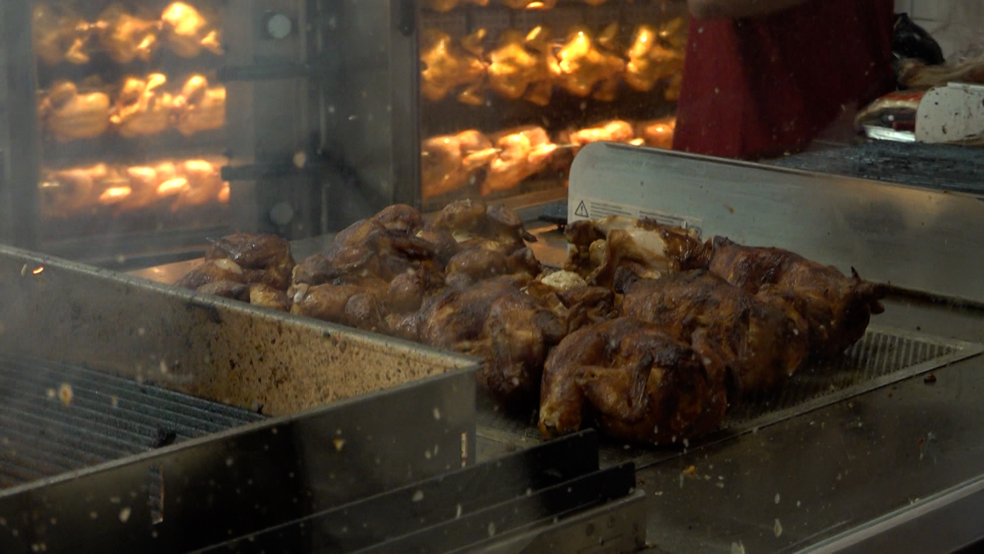 Video: Kölner Chicken-Hype: Über 100 Meter Schlange bei Neueröffnung
