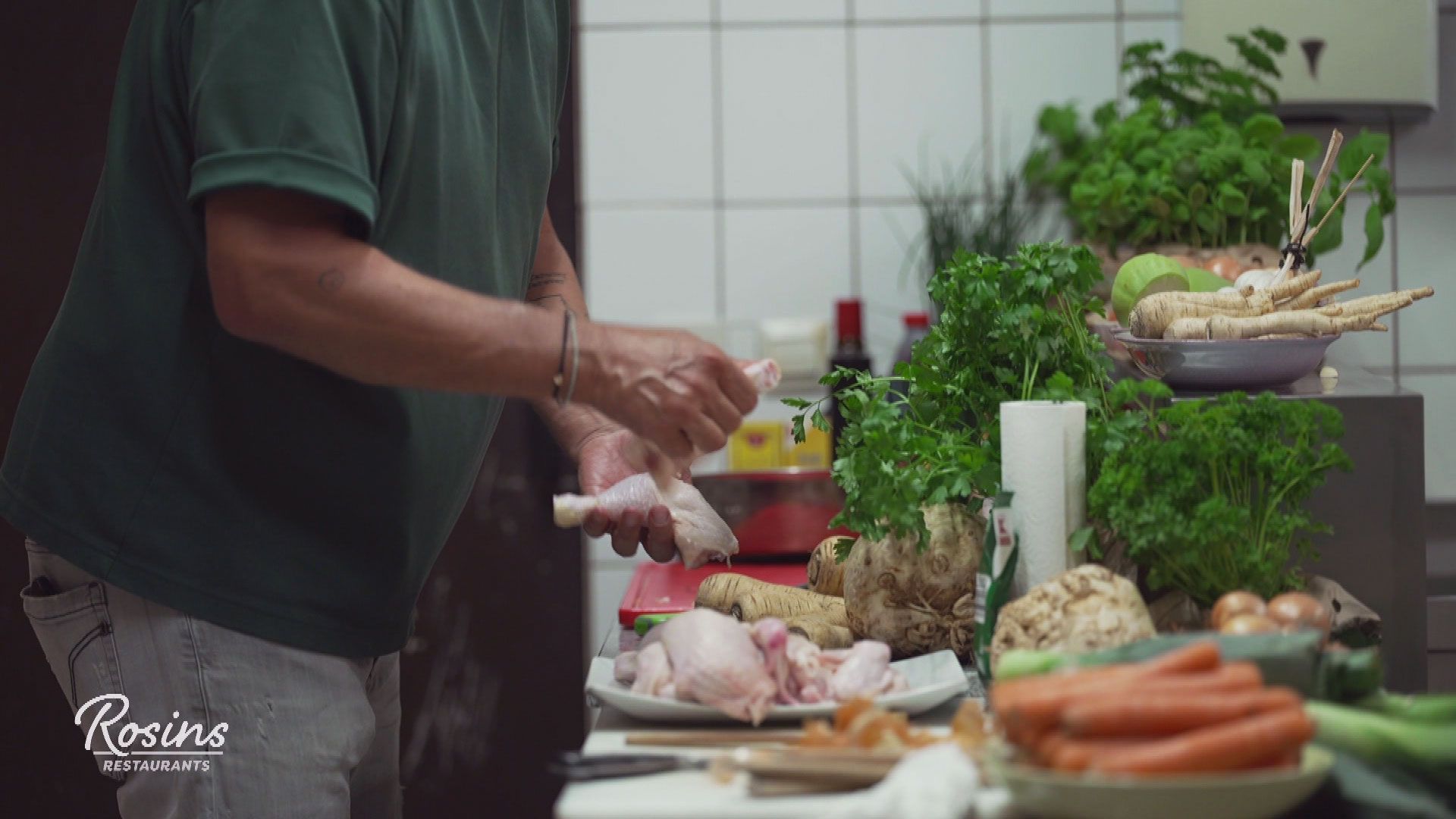 Umami natürlich statt künstlich: Frank zeigt Kate, wie echte Hühnerbrühe geht
