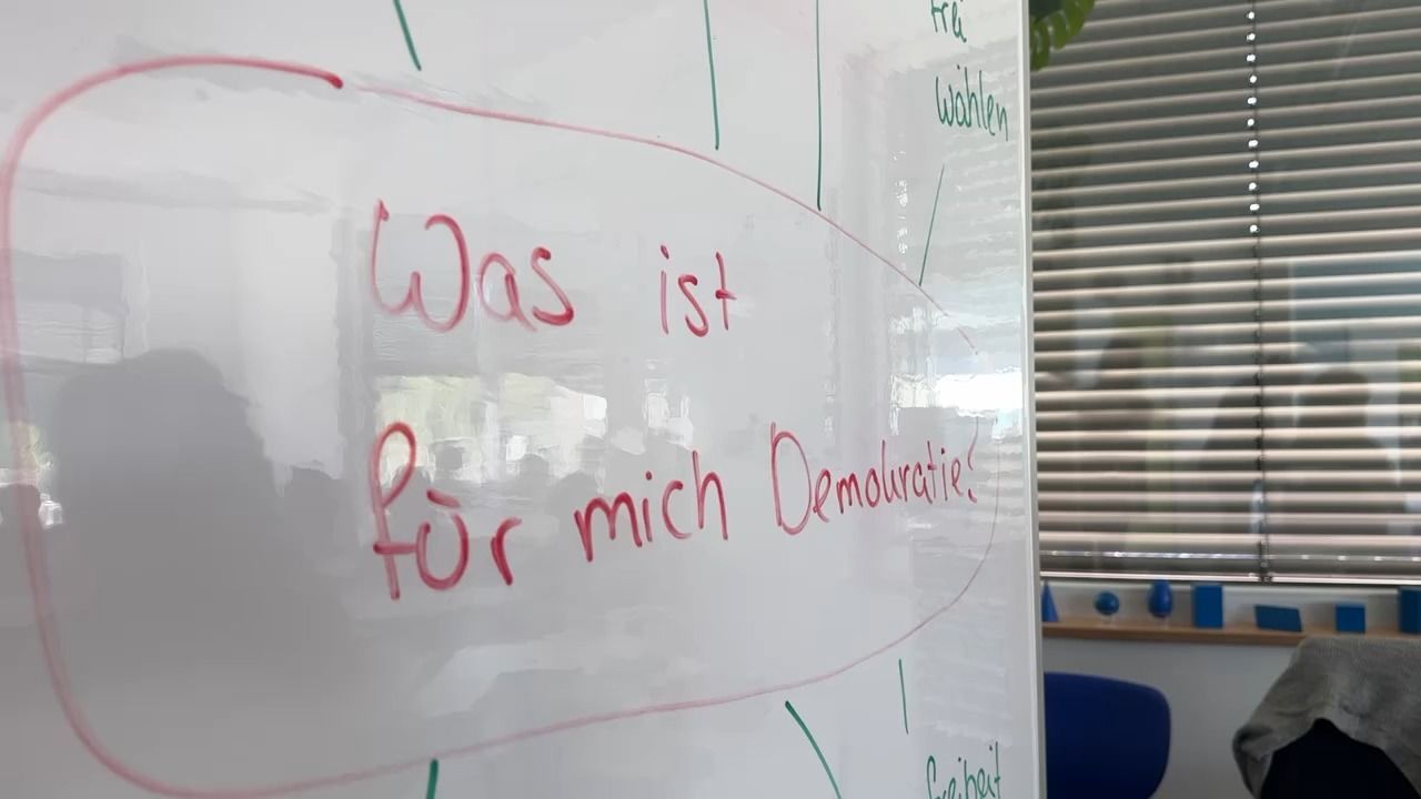 Video: Minister für Jugend und Demokratie: Was Jugendliche von Manuel Knoll erwarten