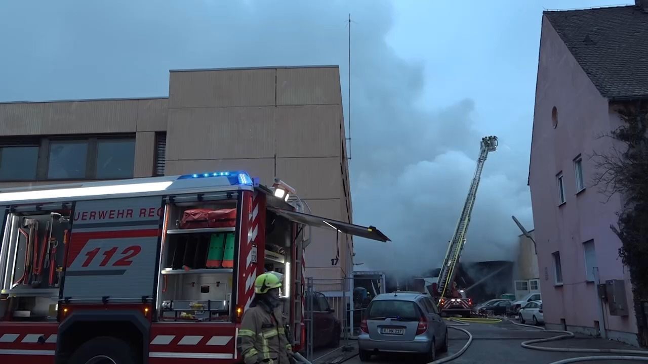 Video: Großeinsatz in Regensburg: Explosionen und Brand in Lagerhalle