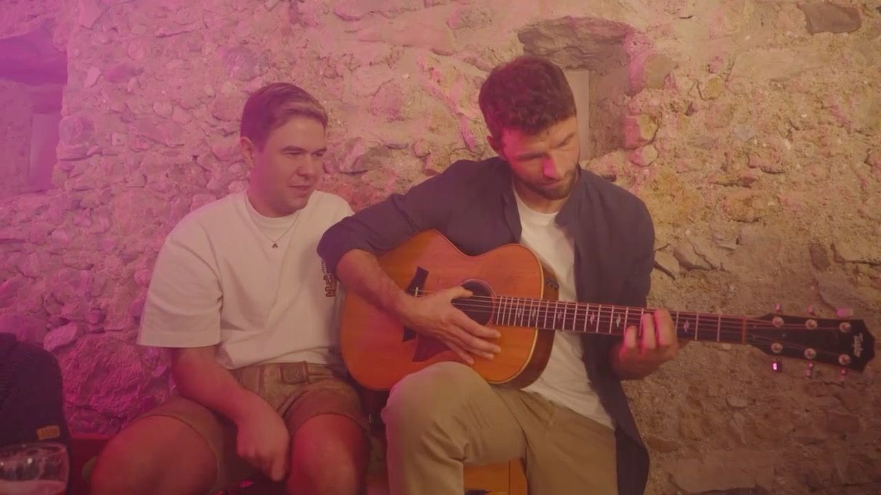 Video: Thomas Müller zurück in Bayern: Fußballstar trifft Sänger Oimara