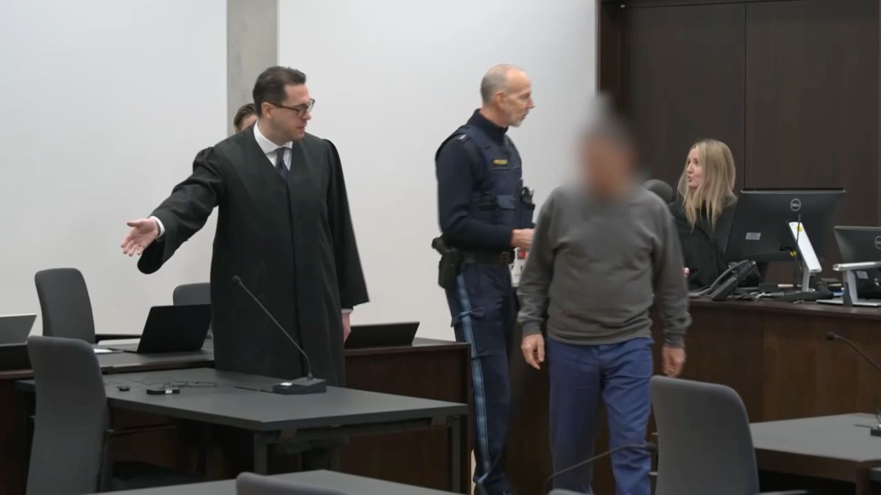 Video: Messerstich ins Herz: Prozess um mutmaßlichen Rachemord in der Oberpfalz
