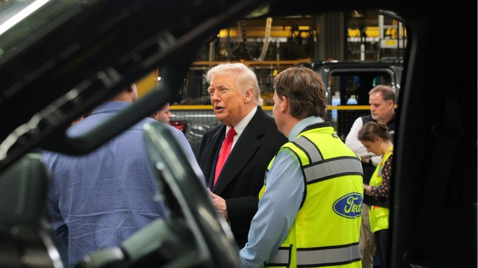 Eklat: Trump zeigt Arbeiter den Stinkefinger