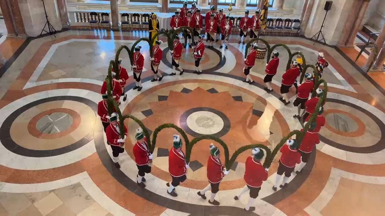 Video: Schäfflertanz in München: Tradition bringt Zuversicht ins Kabinett