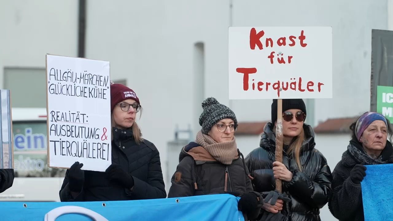 Video: Tierquälerei-Prozess in Memmingen: Tierschützer protestieren vor Gericht