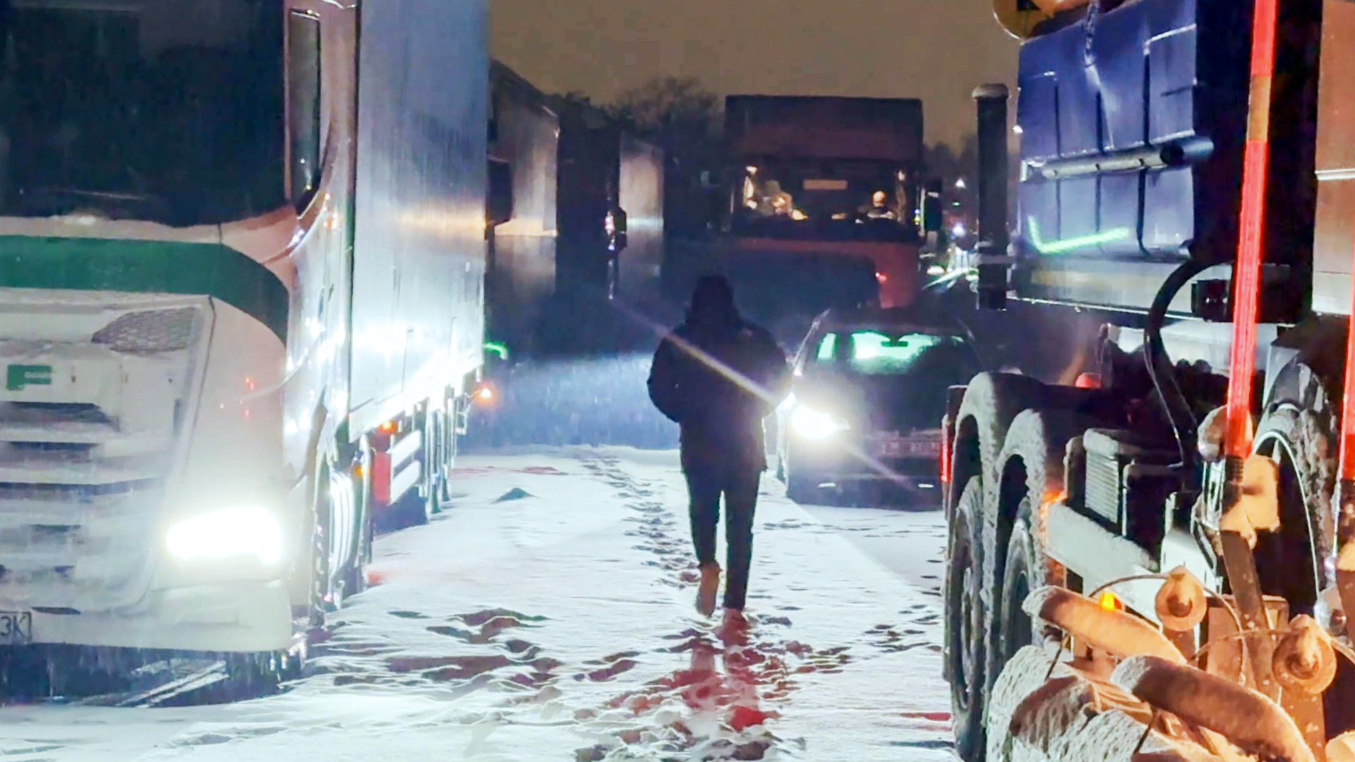 Video: Schnee-Chaos sorgt für Mega-Stau