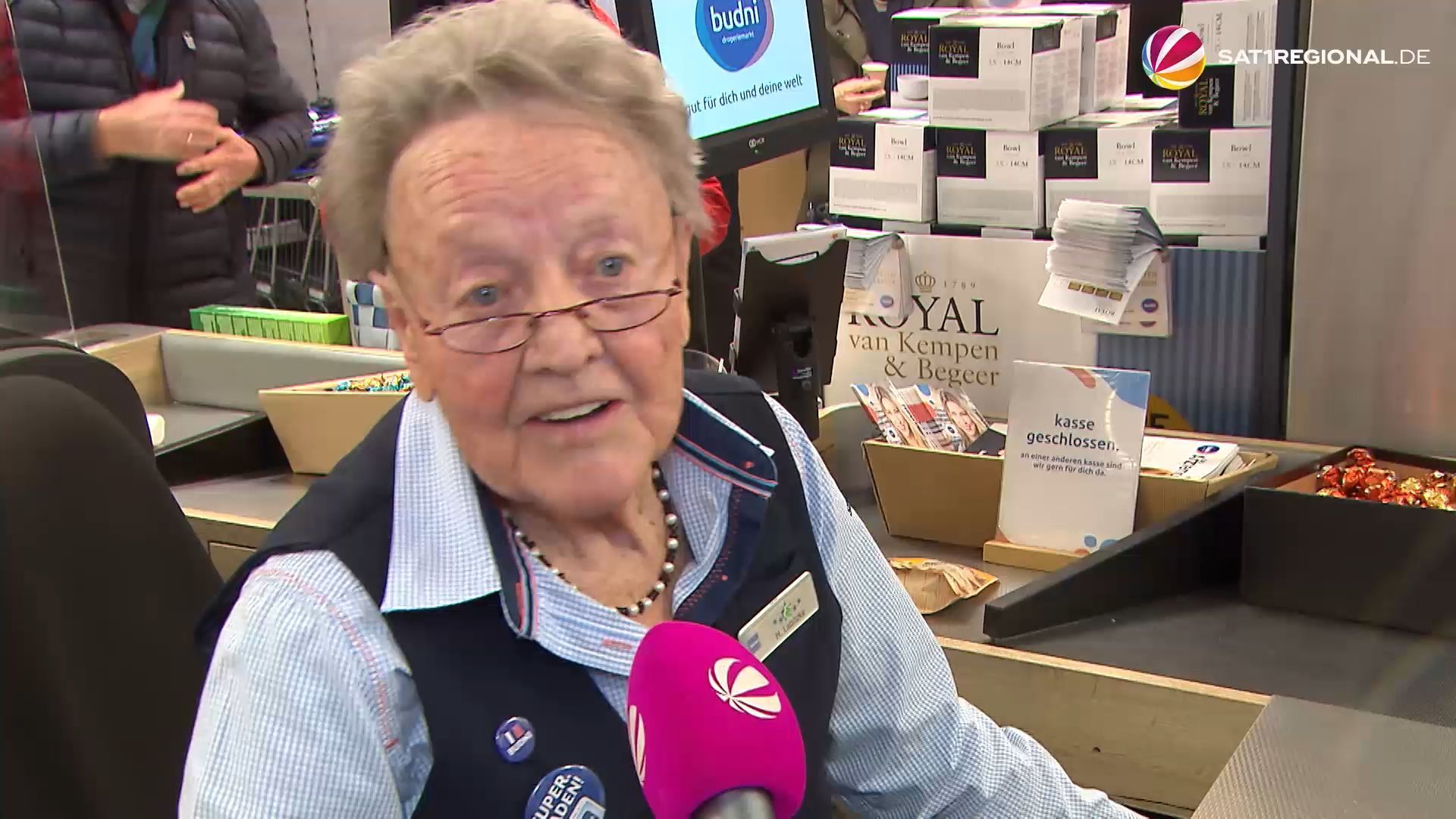 Video: Älteste Kassiererin Deutschlands: 90-jährige Hamburgerin denkt nicht ans Aufhören