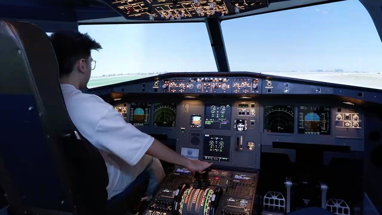 Video: Fliegen im eigenen Cockpit: 14-Jähriger baut Flugsimulator
