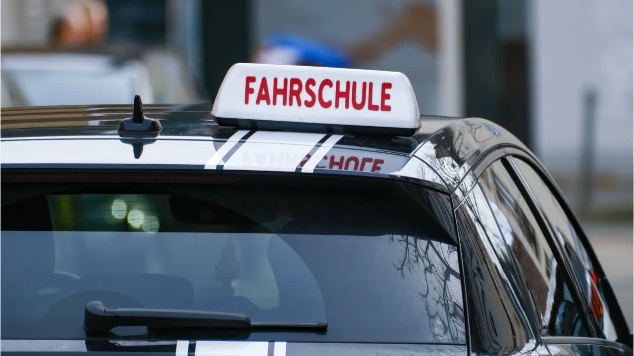 Video: Billigerer Führerschein: Fahrschulen in der Krise