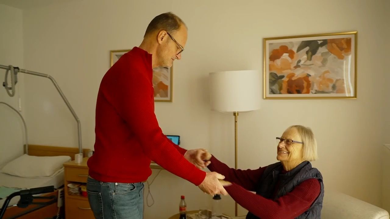 Video: Pflegeheim-Kosten in Bayern: Eigenanteil bei rund 3.300 Euro monatlich