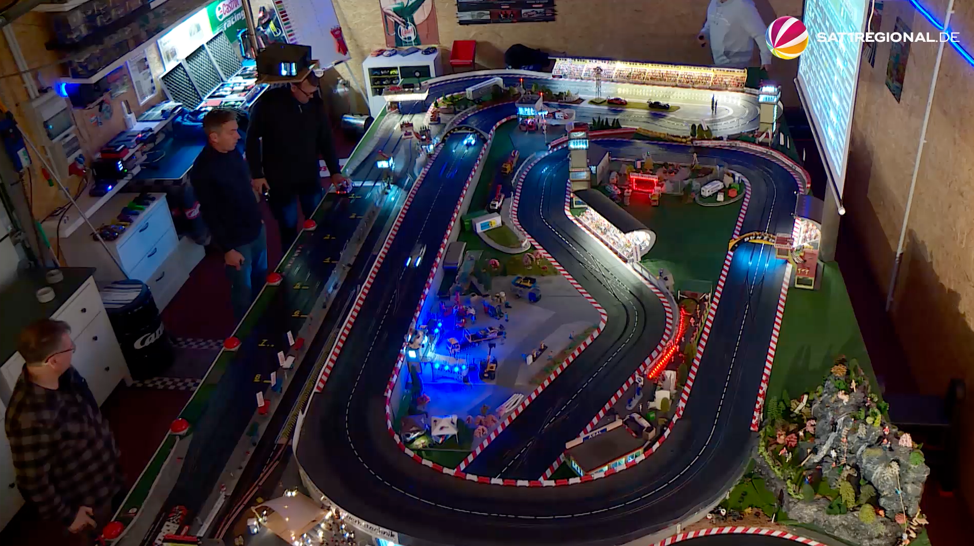 Video: Carrera-Fan: Mann aus Seestermühe besitzt XXL-Rennbahn