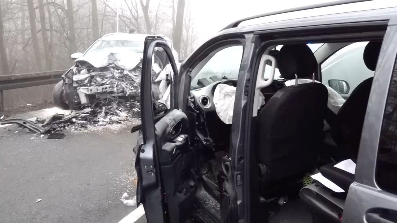 Video: Frontalcrash auf B303 bei Marktredwitz: Zwei Männer schwer verletzt