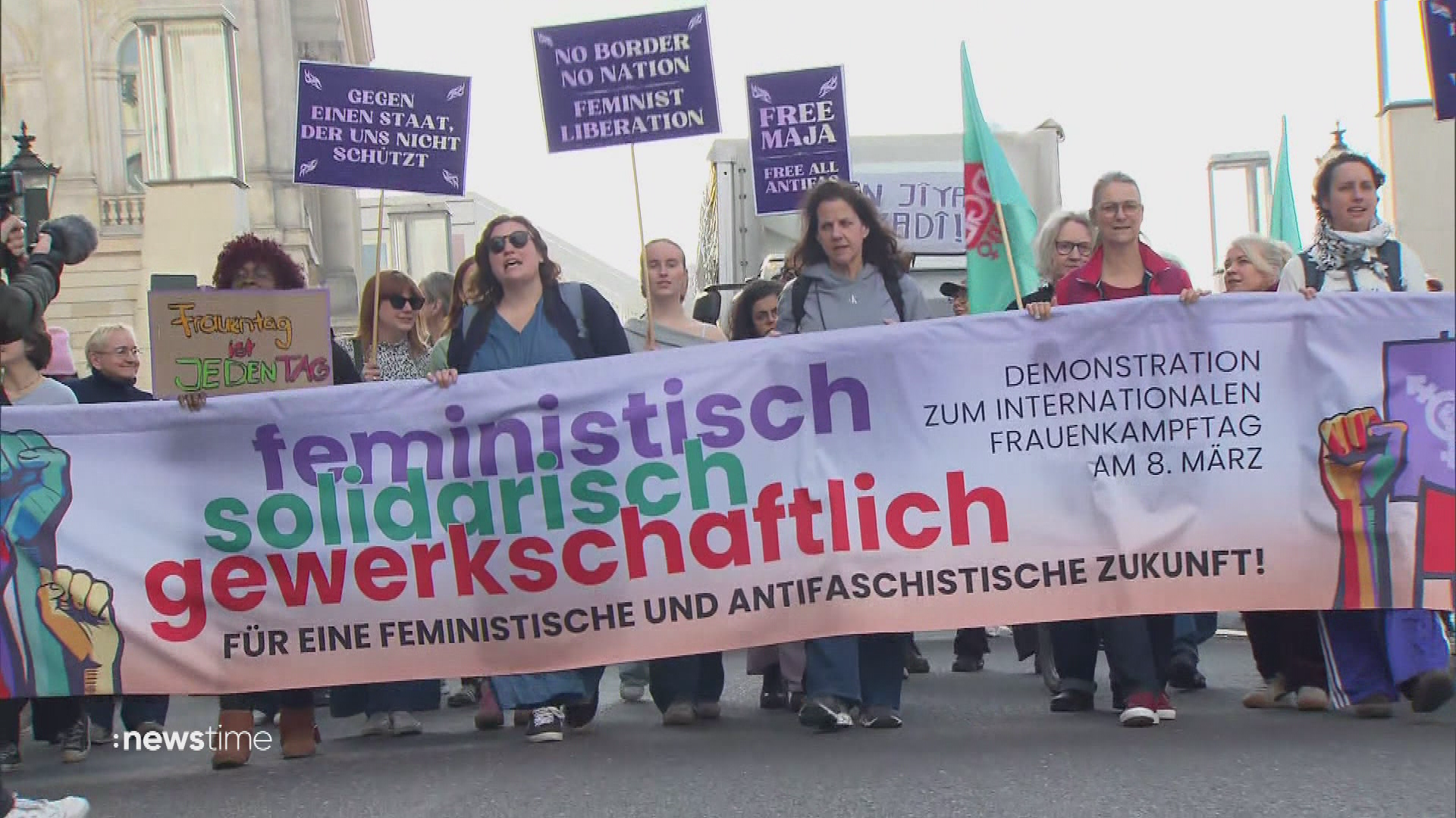 Video: Tausende protestieren am Weltfrauentag