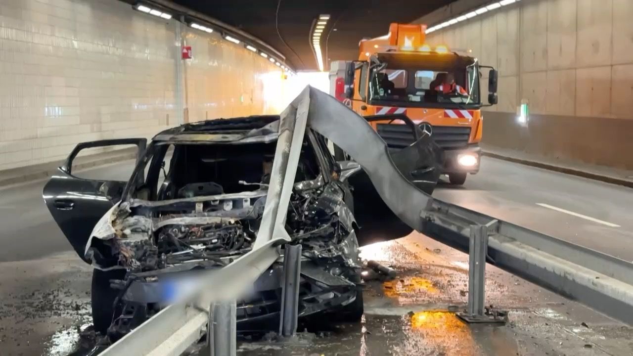 Video: Auto in Münchner Tunnel brennt: 20-Jähriger nach Unfall verletzt