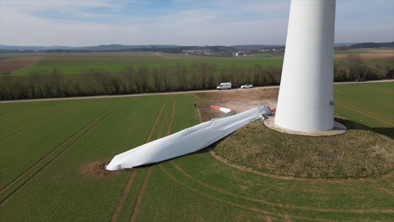 Video: Windrad-Unfall in Berching: 60 Meter langes Rotorblatt abgebrochen