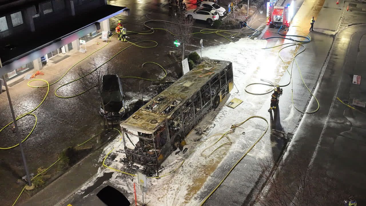Video: Vorsatz? Tödlicher Busbrand in der Schweiz
