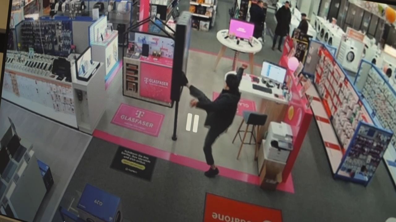 Video: Rund 20 Polizeieinsätze: Randalierer terrorisiert Elektromarkt in Kelheim