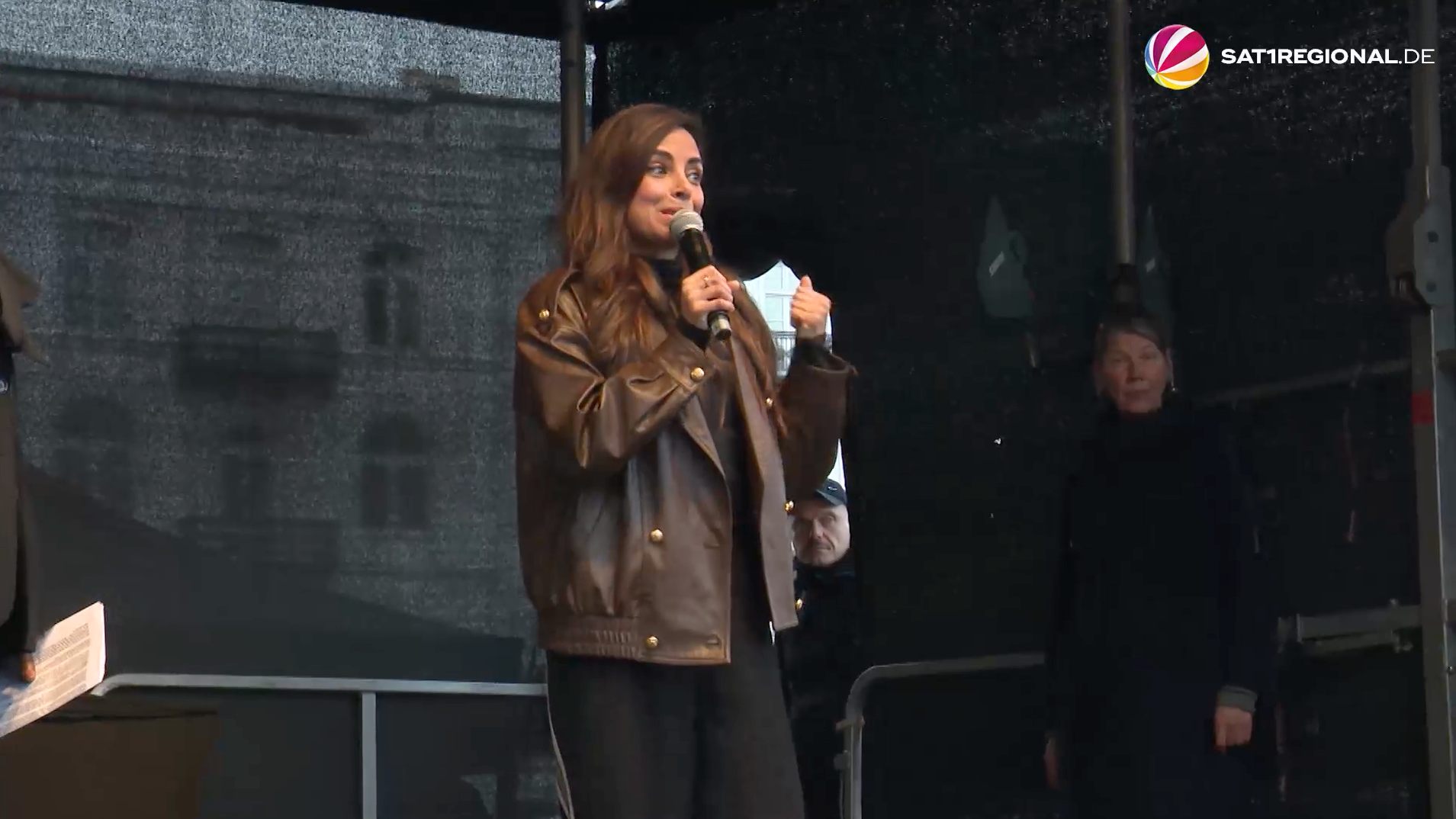 Video: Mehr als 17.000 Menschen bei Demo in Hamburg – Collien Fernandes überraschend da