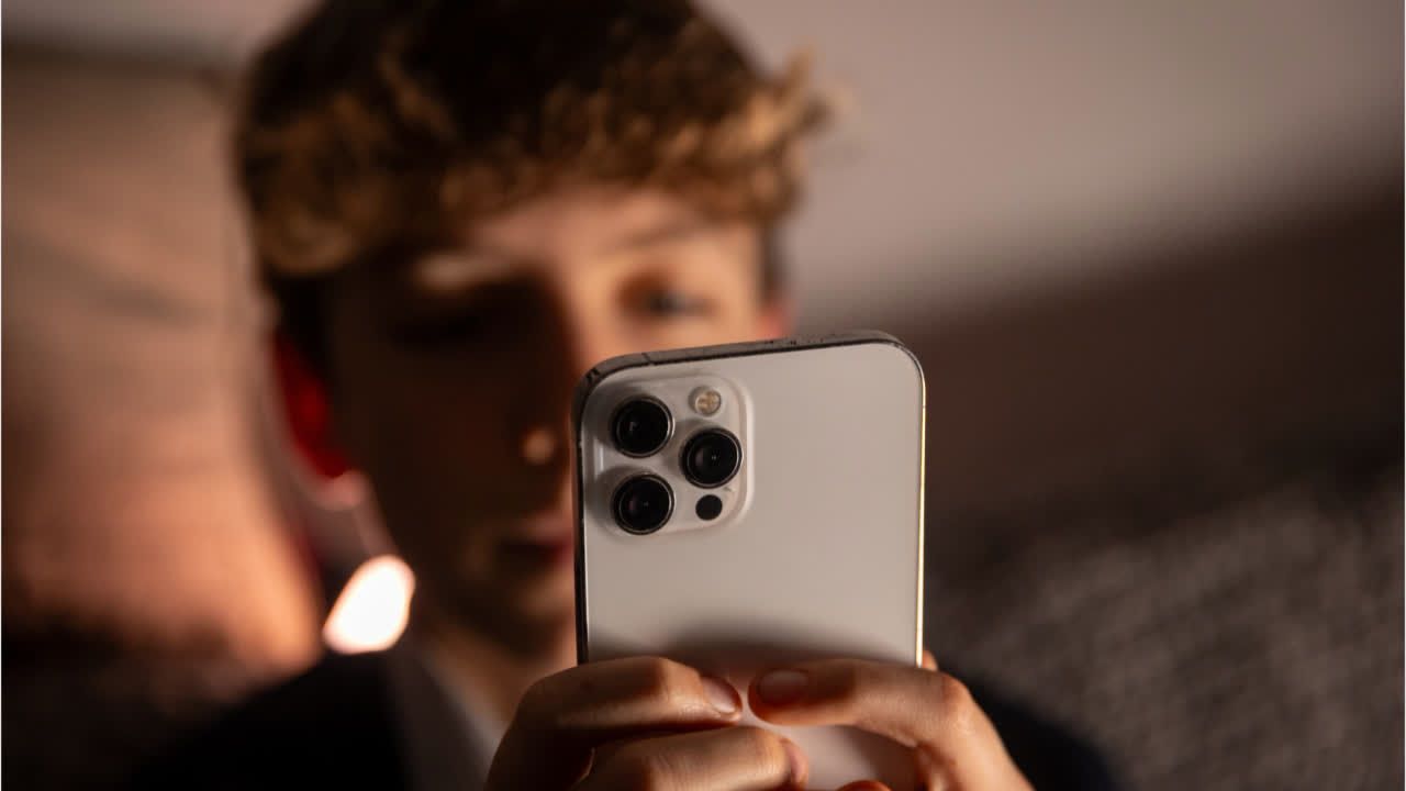 Video: Frankreich berät zu Social-Media-Verbot unter 15  