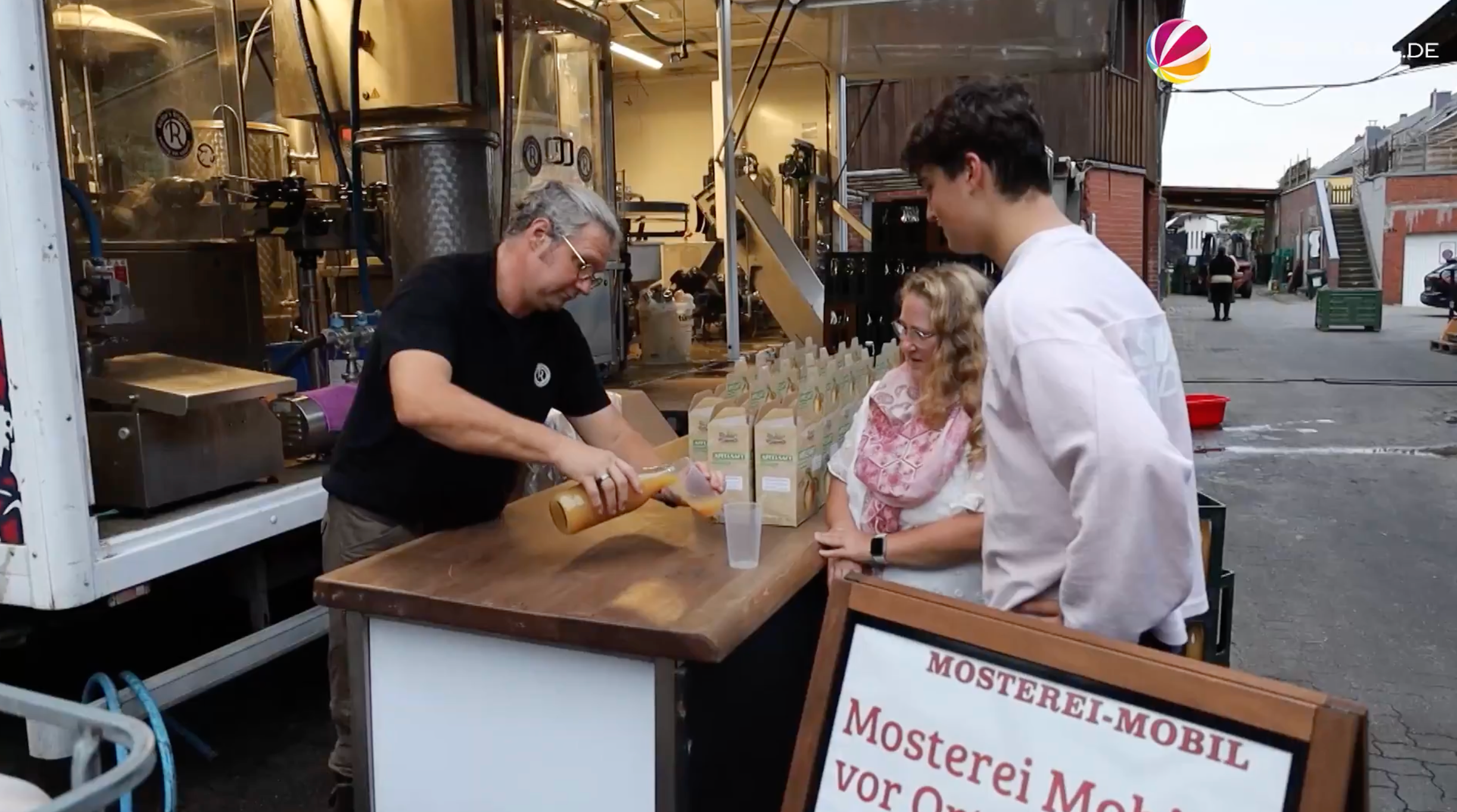 Video: Eigene Äpfel zu Saft machen: Mobile Apfelmosterei aus Mölln beliebt