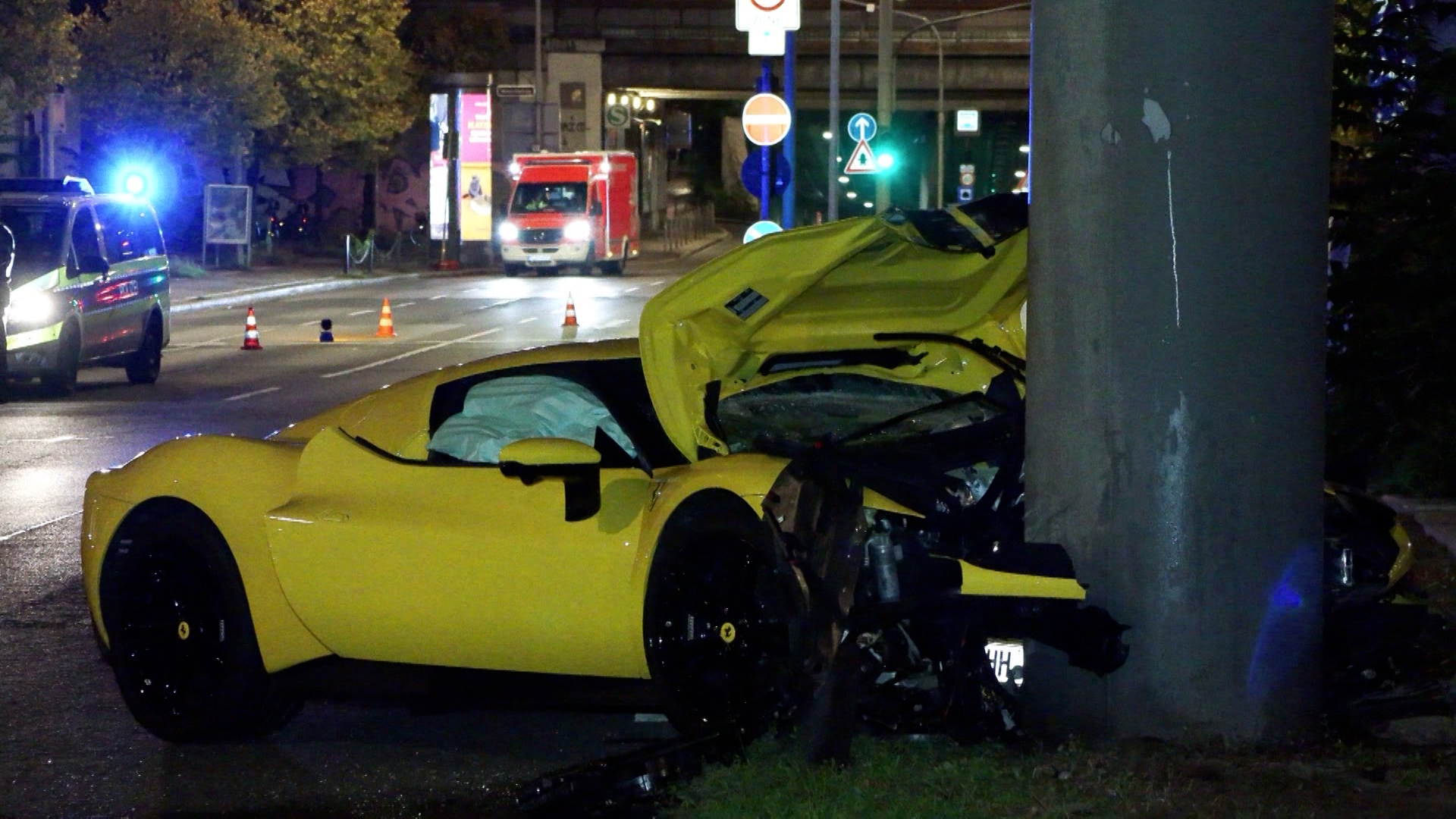 Video: 830 PS Ferrari crashed in Düsseldorf