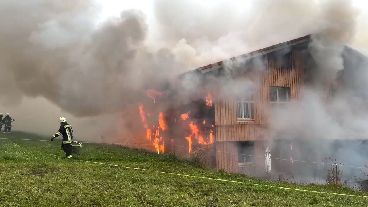 Video: Großbrand im Allgäu: Millionenschaden in Schreinerei