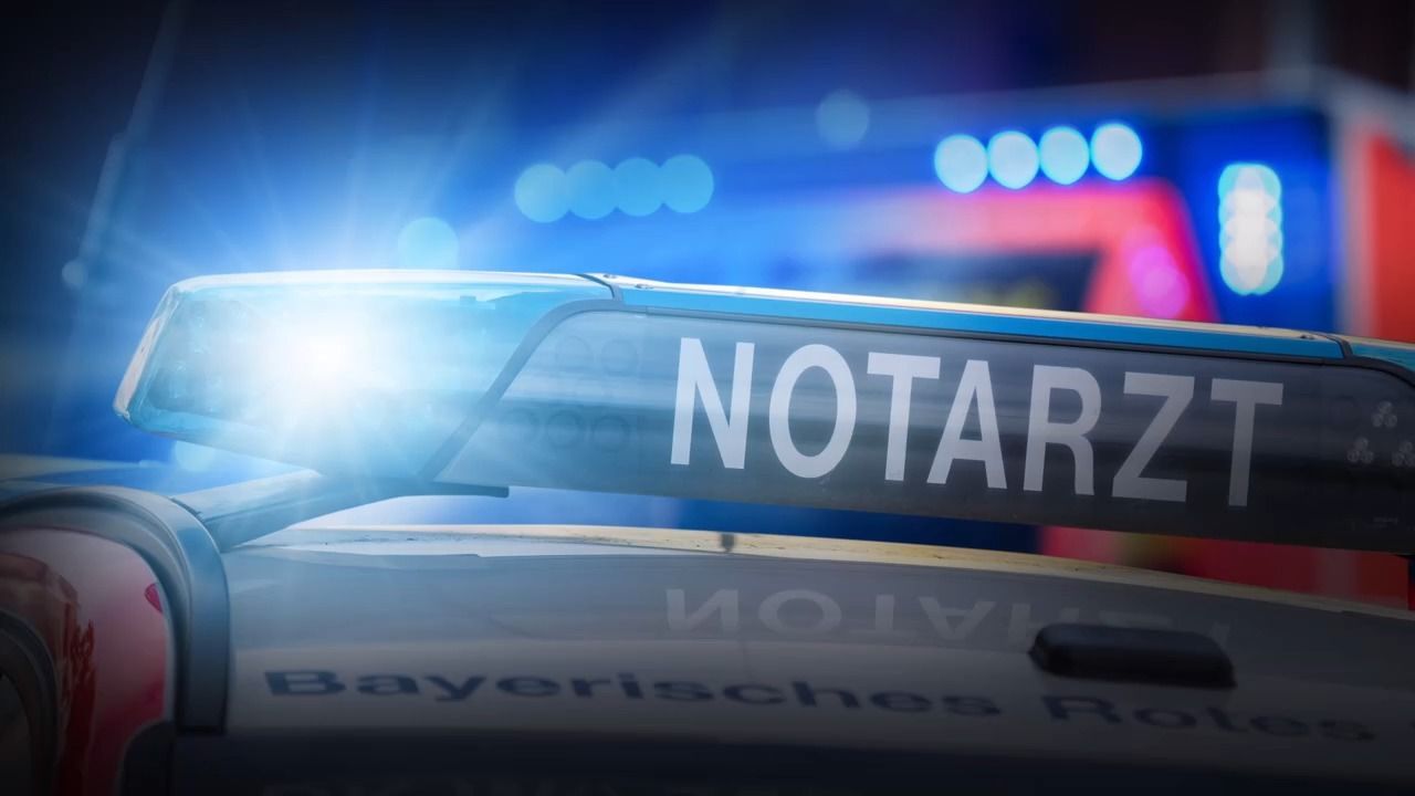 Video: Notarzt ausgebremst: Autofahrer muss 13.500 Euro Strafe zahlen