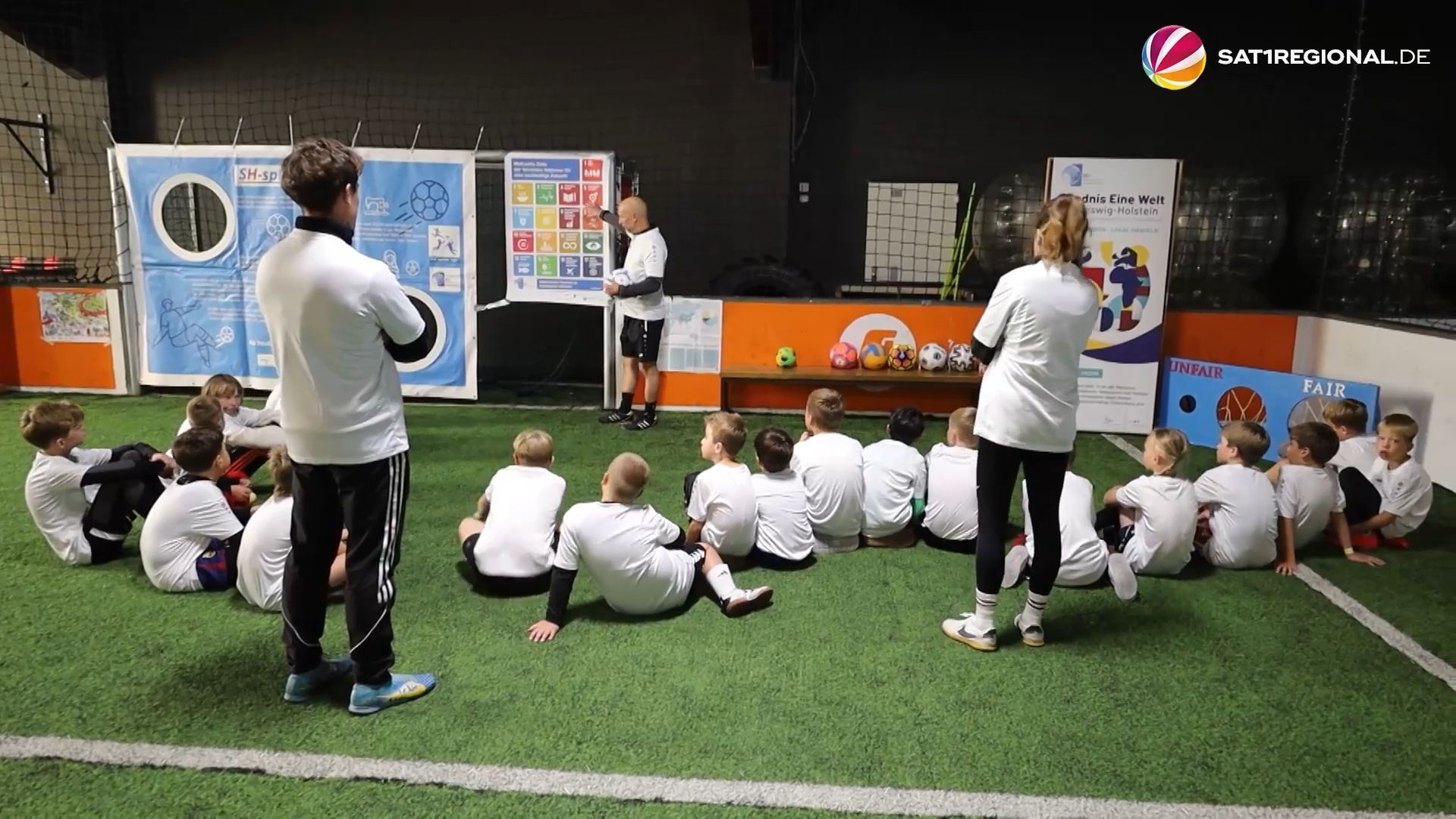 Video: Fußballcamp in Bad Schwartau: Kinder lernen über Nachhaltigkeit und Fairplay