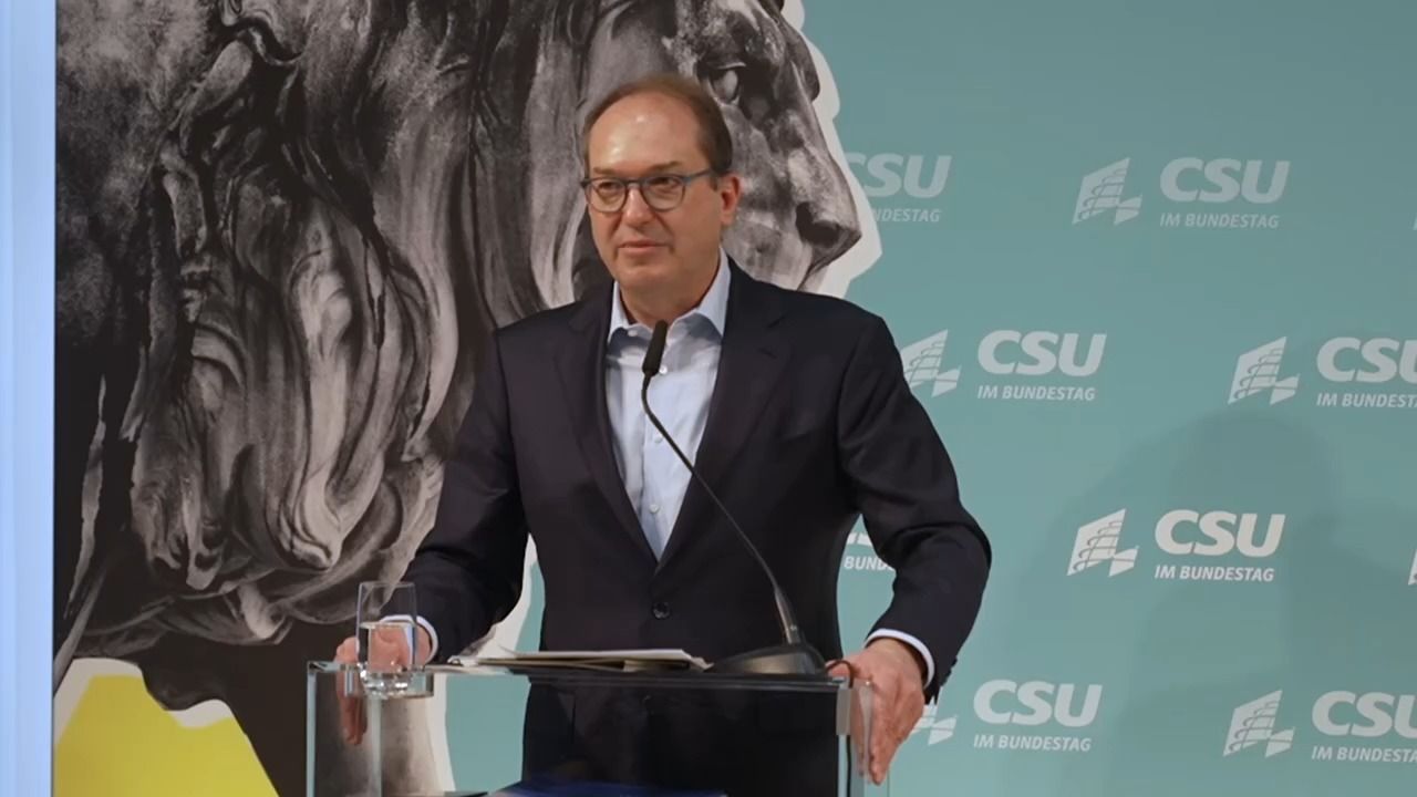 Video: Dobrindts Bilanz: Weniger Asylanträge und Kampf gegen Drohnen