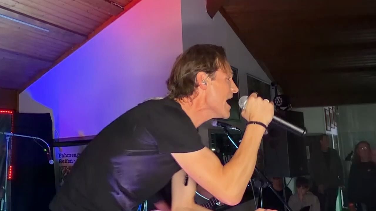 Video: Punkrock trifft Politik: Bürgermeister aus Gerolzhofen rockt die Bühne