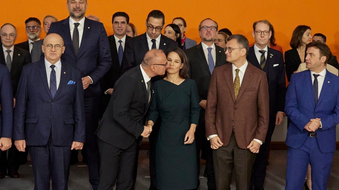 Kuss-Attacke auf Baerbock: Empörung über kroatischen Minister