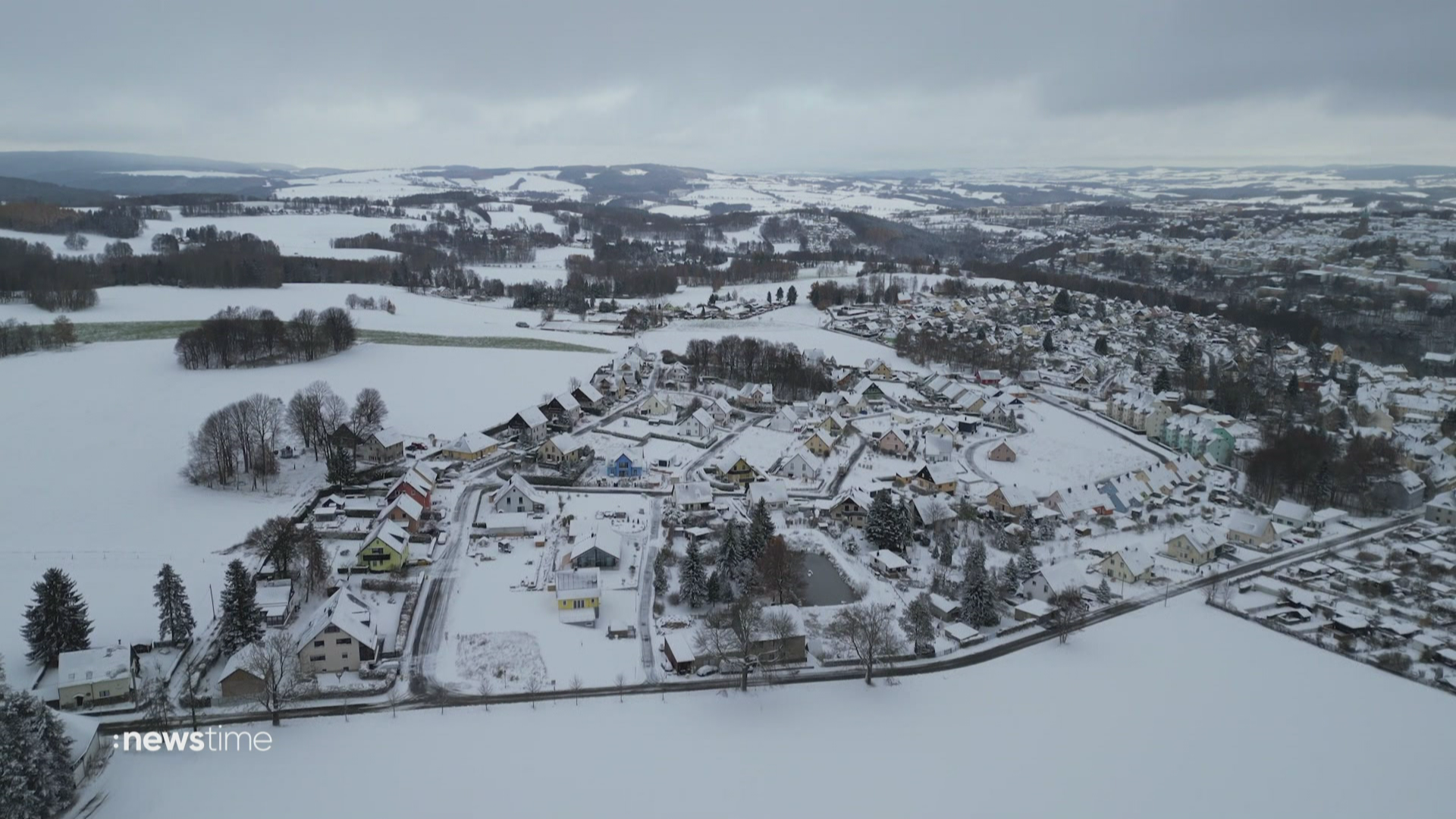 Schnee in Deutschland sorgt für weiße Landschaften und spiegelglatte Straßen