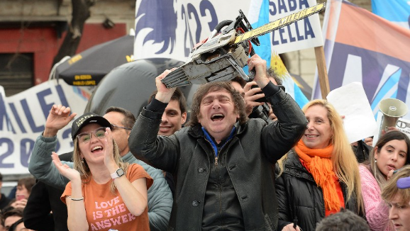 Wahlkampf mit Kettensäge: "Anarchokapitalist" wird Präsident in Argentinien