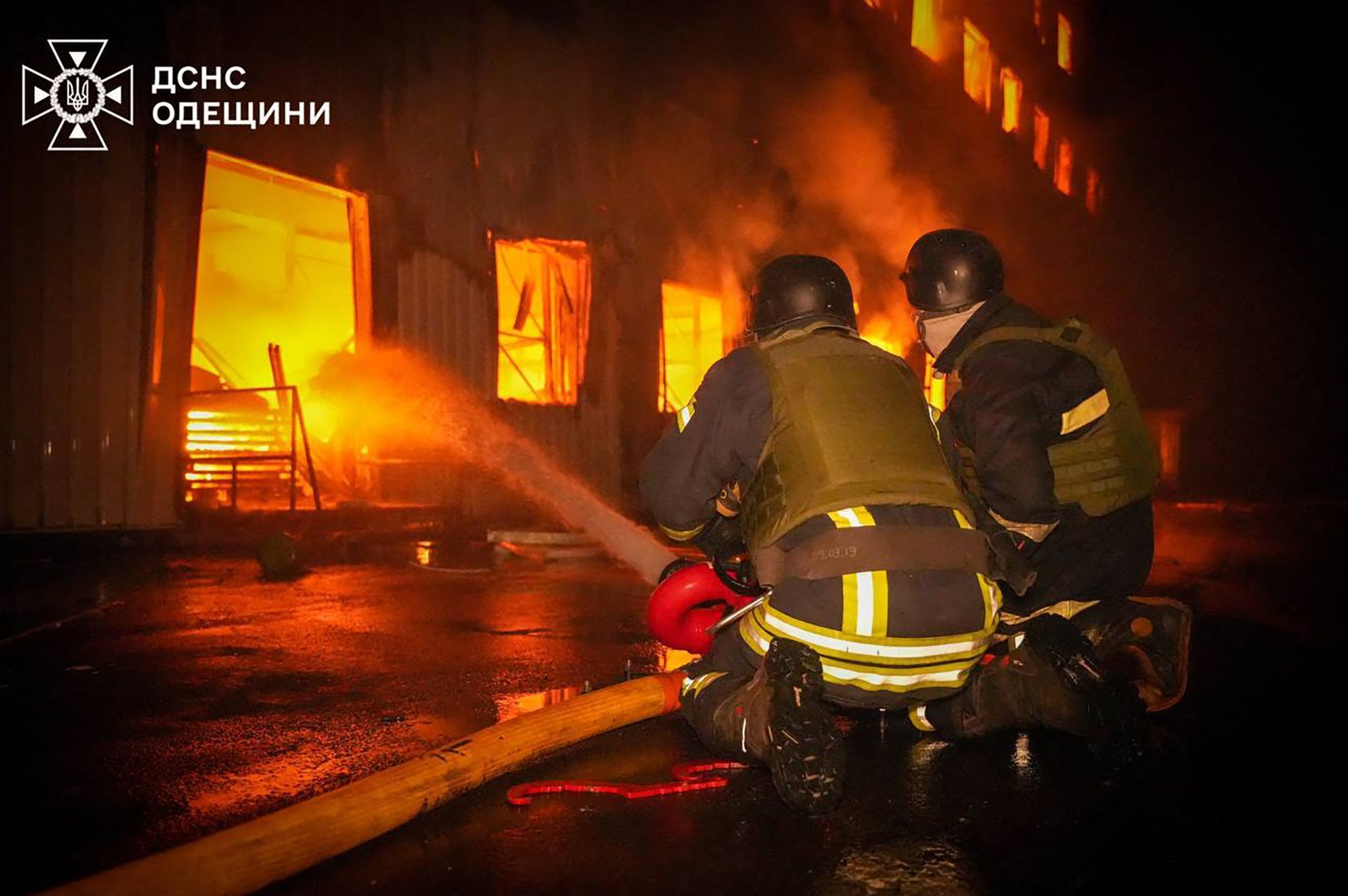 Ukraine: Hafen von Odessa in Flammen