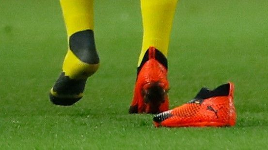Der Spieler schießt ohne Schuh: Ist das Tor gültig?