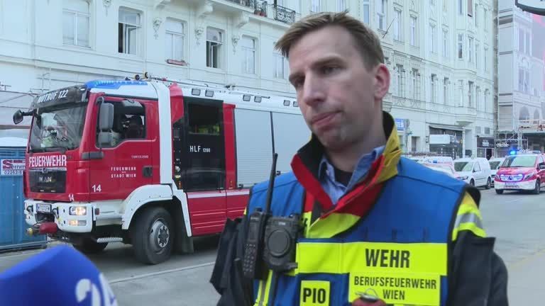Wiener Altbau in Brand: Personen mit Drehleiter gerettet