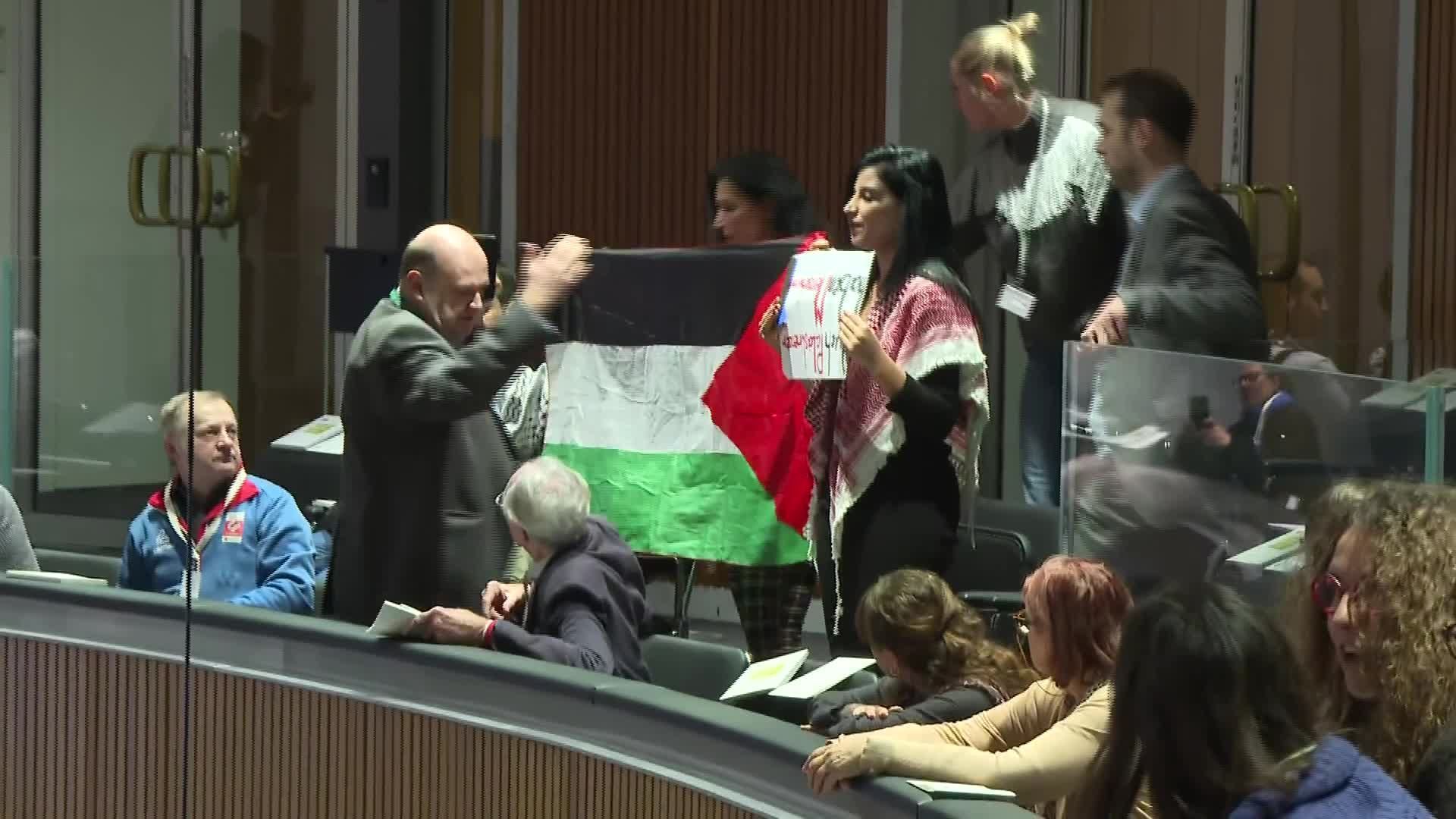 "Stoppt den Genozid" - Störaktion im Parlament